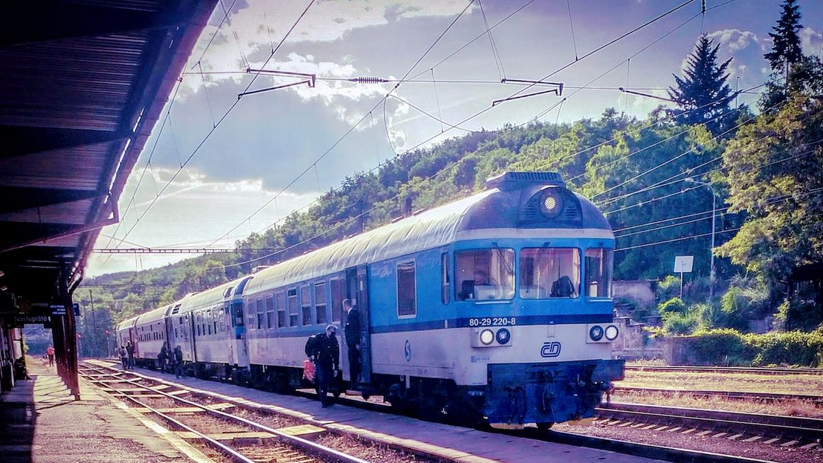 Provoz na trati Praha–Kolín zastavil nález mrtvoly